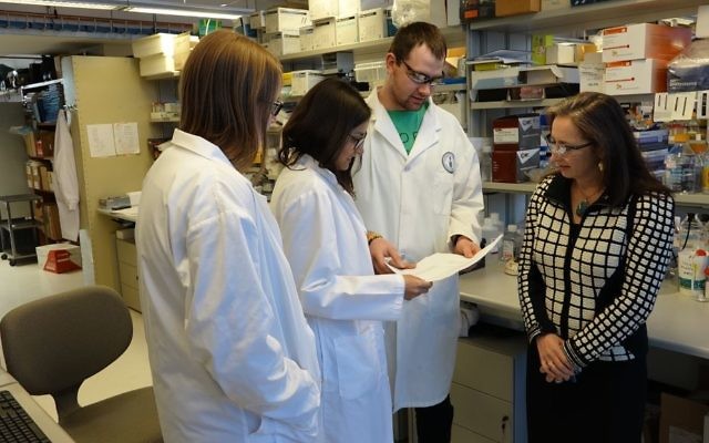 Le professeur Molly Shoichet  supervise les recherches de ses futurs doctorants et des post-doctorants mais encourage leur créativité (Crédit : Dana Wachter/Times of Israel)