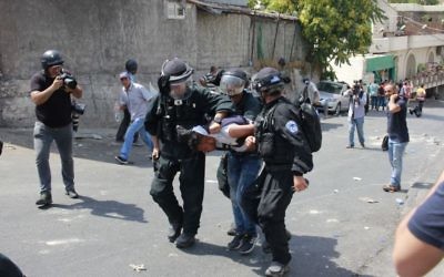 Arrestation d'un émeutier palestinien par les forces de sécurité israéliennes à Wadi Joz, près de la Vieille Ville de Jérusalem, le 21 juillet 2017. Illustration. (Crédit : Judah Ari Gross/Times of Israël)