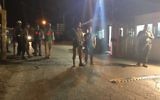 Des soldats et du personnel médical à Halamish après une attaque au couteau sanglante, le 21 juillet 2017 (Crédit : Jacob Magid/Times of Israel)