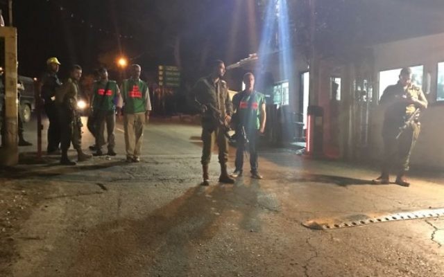 Des soldats et du personnel médical à Halamish après une attaque au couteau sanglante, le 21 juillet 2017 (Crédit : Jacob Magid/Times of Israel) Des soldats et du personnel médical à Halamish après une attaque au couteau sanglante, le 21 juillet 2017 (Crédit : Jacob Magid/Times of Israel)