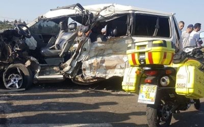 La scène de l'accident de voiture survenu sur la Route 6235, à proximité de l'implantation de Shaked, au nord de la Cisjordanie, le 19 juillet 2017 (Crédit : Magen David Adom)