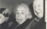 Albert Einstein, entouré par le Dr Aydelotte et sa femme, à Princeton, le 14 mars 1951. (Crédit: autorisation de Nate D. Sanders)