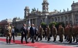 Le Premier ministre Benjamin Netanyahu, à droite, et son homologue hongrois Viktor Orban, devant le Parlement, à Budapest, le 18 juillet 2017. (Crédit : Haim Tzach/GPO)