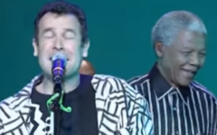 Johnny Clegg, et Nelson Mandela chantent ensemble 'Assimbonanga' (Crédit: capture d'écran Youtube)