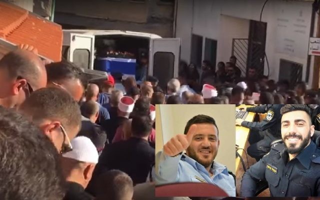 Les funérailles de Haiel Sitawe, 30 ans, à Maghar dans le nord d'Israël, et son portrait en insert, le 14 juillet 2017. (Crédit : police israélienne) Les funérailles de Haiel Sitawe, 30 ans, à Maghar dans le nord d'Israël, et son portrait en insert, le 14 juillet 2017. (Crédit : police israélienne)