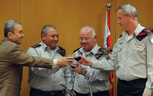 Gadi Eisenkot lors d'un toast en compagnie de Gantz, Ehud Barak, et Yair Naveh, qu'il avait remplacé en tant que vice-chef d'état-major en 2015 (Crédit : porte-parole de l'armée israélienne/ Flash 90) Gadi Eisenkot lors d'un toast en compagnie de Gantz, Ehud Barak, et Yair Naveh, qu'il avait remplacé en tant que vice-chef d'état-major en 2015 (Crédit : porte-parole de l'armée israélienne/ Flash 90)