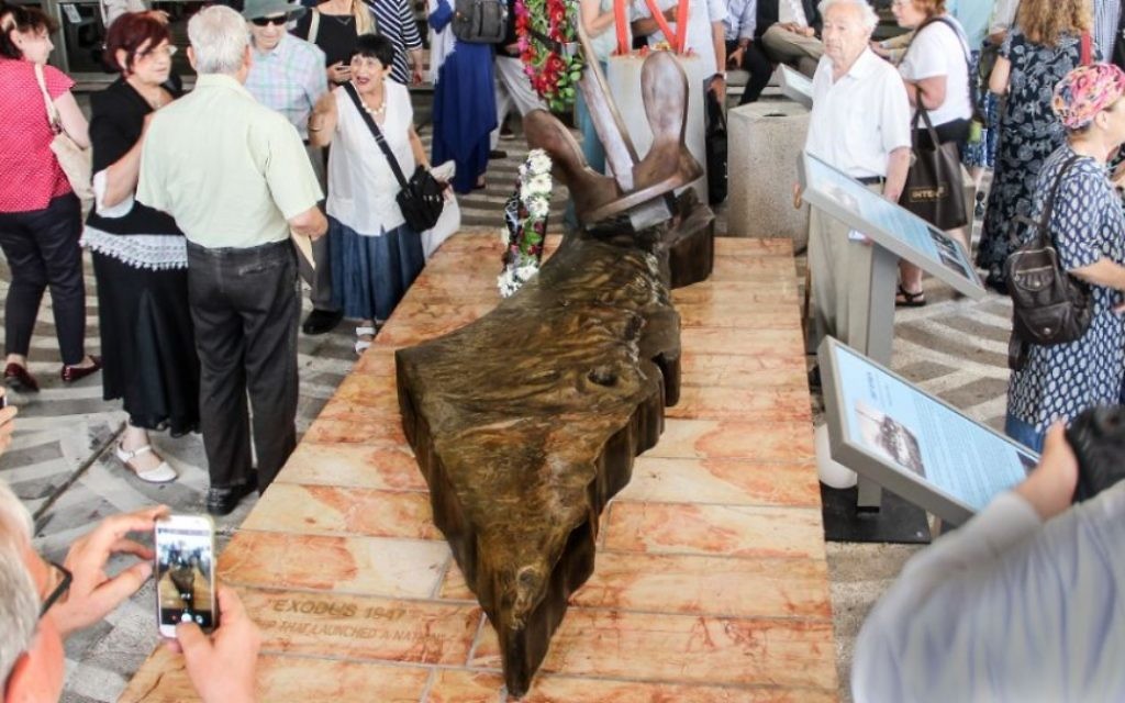 Les survivants rassemblés autour du mémorial de l'Exodus, le 18 juillet 2017 (Crédit : Laura Ben-David)