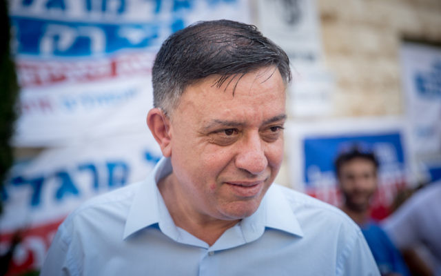Le candidat à la direction du parti travailliste Avi Gabbay devant un bureau de vote de Jérusalem, le 4 juillet 2017. (Crédit :(Yonatan Sindel/Flash90) Le candidat à la direction du parti travailliste Avi Gabbay devant un bureau de vote de Jérusalem, le 4 juillet 2017. (Crédit :(Yonatan Sindel/Flash90)