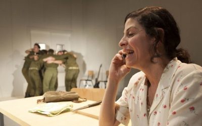 Efrat Ben Zur dans 'To the End of the Land' a joué au Lincoln Center de New York du 24 au 27 juillet 2017 par Habima National Theatre et le Cameri Theatre de Tel Aviv. (Crédit : Gérard Allon)