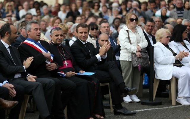 De droite à gauche: Le Premier ministre Edouard Philippe, le maire de Saint-Etienne-du-Rouvray,Joachim Moyse, l'archevêque de Rouen Dominique Lebrun, le président Emmanuel Macron et la soeur de du prête assassiné Jacques Hamel, lors de la cérémonie d'hommage un an après l'attaque à Saint-Etienne-du-Rouvray (Crédit: AFP/ POOL / CHARLY TRIBALLEAU) De droite à gauche: Le Premier ministre Edouard Philippe, le maire de Saint-Etienne-du-Rouvray,Joachim Moyse, l'archevêque de Rouen Dominique Lebrun, le président Emmanuel Macron et la soeur de du prête assassiné Jacques Hamel, lors de la cérémonie d'hommage un an après l'attaque à Saint-Etienne-du-Rouvray (Crédit: AFP/ POOL / CHARLY TRIBALLEAU)
