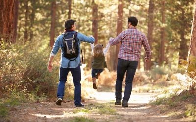 Un couple homosexuel avec sa fille. Illustration. (Crédit : monkeybusinessimages via iStock by Getty images)