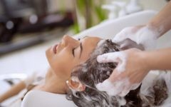 Illusttration : un salon de coiffure. (Crédit : Ivanko Brnjakovic/ iStock via Getty Images)