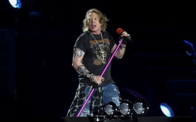 Axl Rose, chanteur des Guns N' Roses, en concert au parc HaYarkon de Tel Aviv, le 15 juillet 2017. (Crédit : Lior Keter)