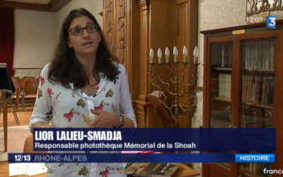 Lior Lalieu-Smadja, responsable de la photothèque du Mémorial de la Shoah, venue avec son équipe à Roanne pour scanner les dizaines de documents,traces de la vie de familles juives ayant transité par la région dans les années 40 (Crédit: capture d'écran/France 3)