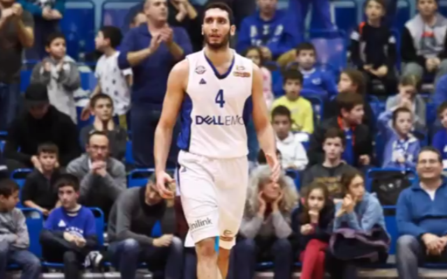 Karam Mashour, joueur de basketball arabe israélien. (Crédit : capture d'écran)