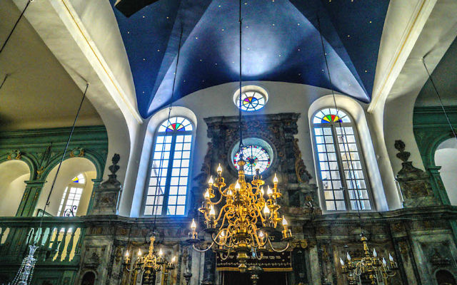 La synagogue de Carpentras, le 7 juillet 2017. (Crédit : Cnaan Liphshiz/JTA)
