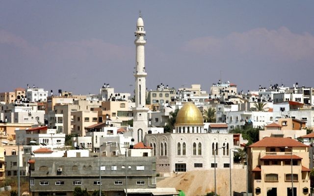 La ville de Tayibe, dans le centre d'Israël. (Crédit : Moshe Shai/Flash90)