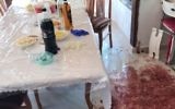 Une photo de la cuisine du domicile où a été perpétré une sanglante attaque au couteau faisant 3 morts, le 21 juillet 2017, à Halamish (Crédit : armée israélienne)