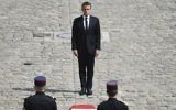 Hommage national à Simone Veil en présence du président français Emmanuel Macron, dans la cour des Invalides, à Paris, le 5 juillet 2017. (Crédit : Alain Jocard/AFP)