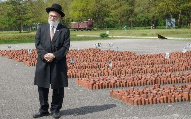 Les parents du Grand rabbin Binyomon Jacobs,  ont survécu à l'Holocauste en vivant dans la clandestinité. Il évoque souvent l'ancien camp devant les enfants des écoles (Crédit : Cnaan Lipshiz/JTA)