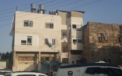 Les squatteurs israéliens à la Maison Machpela de Hébron, le 25 juillet 2017 (Autorisation : Amutat Harchivi)