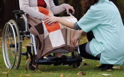 Une personne à besoins particuliers en chaise roulante (Crédit: Shutterstock)