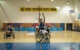 Ido Shkuri, joueur de l'équipe de handibasket d'Israël, lance un coup franc durant les Maccabiades à Jérusalem, le 9 juillet 2017. (Crédit : Luke Tress/Times of Israel)