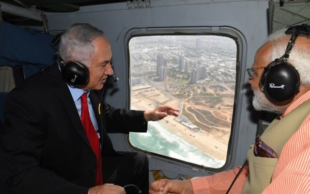 Le Premier ministre Benjamin Netanyahu (à gauche) et son homologue indien, Narendra Modi, en hélicoptère sur Haifa, le 6 juillet 2017 (Crédit : Kobi Gideon / GPO)