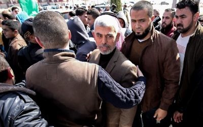 Yahya Sinwar, au centre, chef du Hamas dans la bande de Gaza, avant l'inauguration d'une nouvelle mosquée à Rafah, dans le sud de la bande de Gaza, le 24 février 2017. (Crédit : Said Khatib/AFP)
