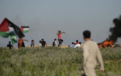 Affrontements entre Palestiniens et forces israéliennes, près de la frontière de la bande de Gaza, à l'est du camp de réfugiés de Jabalia, le 5 juin 2017. (Crédit : Mahmud Hams/AFP)