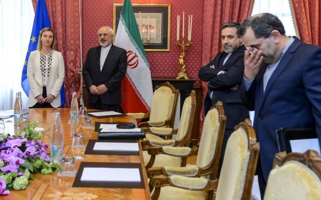 La cheffe de la politique étrangère de l'UE, Federica Mogherini (à gauche), avec le ministre iranien des Affaires étrangères Mohammad Javad Zarif (2ème à gauche) et le vice-ministre iranien des Affaires étrangères Abbas Araghchi (2ème à droite) lors des négociations pour l'accord sur le programme nucléaire iranien à Lausanne, en Suisse, le 29 mars 2015 (Crédit : Fabrice Coffrini/AFP)