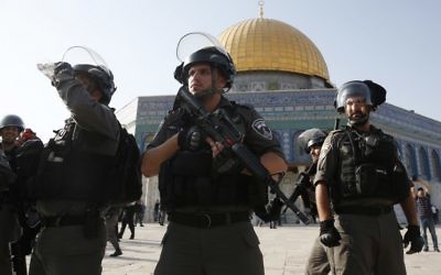 Les forces israéliennes montent la garde devant le Dôme du rocher au sein du complexe du mont du Temple dans la Vieille Ville de Jérusalem le 27 juillet 2017 (Crédit : AHMAD GHARABLI/AFP PHOTO)