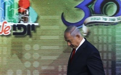 Le Premier ministre Benjamin Netanyahu  lors d'une cérémonie d'inauguration d'un nouveau quartier de l'implantation de Beitar Illit, le 3 août 2017   (Crédit : Menahem Kahana/AFP)