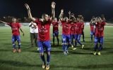 Les joueurs de l'équipe gazaouie du Shabab Rafah après leur victoire en finale de la Coupe palestinienne au stade de Dura, près de Hébron, en Cisjordanie, le 4 août 2017. (Crédit : Hazem Bader/AFP)