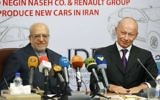 Thierry Bolloré, à droite, numéro 2 de Renault, et Mohammad Reza Nematzadeh, ministre iranien de l'Industrie, en conférence de presse à Téhéran, le 7 août 2017. (Crédit : Atta Kenare/AFP)