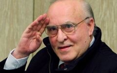 Ernst Zuendel en 2006 durant son procès à Mannheim (Crédit : AFP / dpa / Boris Roessler / Germany OUT)