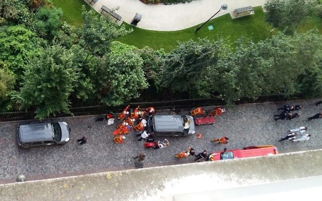 Secouristes et forces de l'ordre rassemblés après qu'un véhicule a renversé six soldats à Levallois-Perret, en région parisienne, le 9 août 2017. (Crédit : Thierry Chappé/AFP) Secouristes et forces de l'ordre rassemblés après qu'un véhicule a renversé six soldats à Levallois-Perret, en région parisienne, le 9 août 2017. (Crédit : Thierry Chappé/AFP)