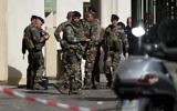 Soldats français déployés sur les lieux où un véhicule a renversé six soldats à Levallois-Perret, en région parisienne, le 9 août 2017. (Crédit : Stéphane de Sakutin/AFP)