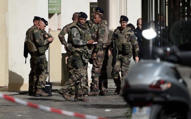 Soldats français déployés sur les lieux où un véhicule a renversé six soldats à Levallois-Perret, en région parisienne, le 9 août 2017. (Crédit : Stéphane de Sakutin/AFP) Soldats français déployés sur les lieux où un véhicule a renversé six soldats à Levallois-Perret, en région parisienne, le 9 août 2017. (Crédit : Stéphane de Sakutin/AFP)