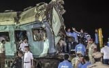 Secouristes et policiers égyptiens sur les lieux d'une catastrophe ferroviaire en Egypte, près d'Alexandrie, le 11 août 2017. (Crédit : Khaled Desouki/AFP)
