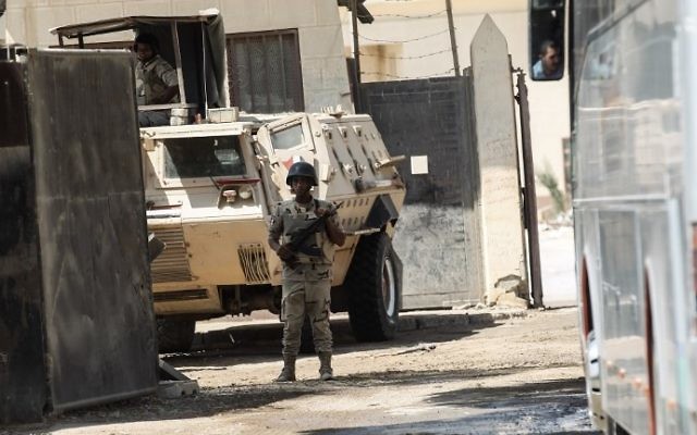 Forces de sécurité égyptiennes au poste-frontière de Rafah, à la frontière avec la bande de Gaza, le 14 août 2017. (Crédit : Said Khatib/AFP)