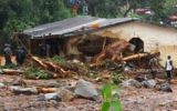 Inondations dévastatrices qui ont fait plus de 300 morts près de Freetown, la capitale de la Sierra Leone, le 14 août 2017. (Crédit : Saidu Bah/AFP)