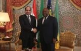 Le président égyptien Abdel Fattah al-Sissi, à gauche, avec son homologue gabonais, Ali Bongo Ondimba, à Libreville, le 16 août 2017. (Crédit : Steve Jordan/AFP)
