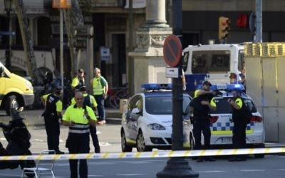 La police et du personnel médical sur les lieux d'une attaque au camion-bélier sur la Rambla à Barcelone, le 17 août 2017. (Crédit : Josep Lago/AFP)