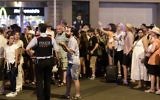 Les touristes attendent que la police les autorise à revenir dans leur hôtel sur le boulevard de  Las Ramblas après un attentat au véhicule-bélier qui a tué au moins 13 personnes et fait plus d'une centaine de blessés à Barcelone, le 18 août 2017 (Crédit : JAVIER SORIANO/AFP)
