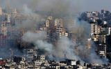 Aïn Héloué, le plus grand camp de réfugiés palestiniens du Liban, pendant des affrontements entre forces palestiniennes et combattants islamistes, le 19 août 2017. (Crédit : Mahmoud Zayyat/AFP)