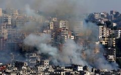 Aïn Héloué, le plus grand camp de réfugiés palestiniens du Liban, pendant des affrontements entre forces palestiniennes et combattants islamistes, le 19 août 2017. (Crédit : Mahmoud Zayyat/AFP)