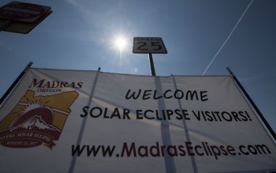 Un panneau accueille les visiteurs venus assister à une éclipse solaire à Madras, dans l'Oregon, le 19 août 2017. La ville se prépare à l'éclipse solaire totale qui sera visible dans tout le continent américain.  (Crédit :  STAN HONDA/AFP PHOTO )
