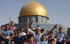 Des enfants palestiniens de la bande de Gaza posent pour une photo dans le complexe de la mosquée Al-Aqsa dans la Vieille Ville de Jérusalem le 20 août 2017 alors qu'ils visitent la ville pour la première fois dans le cadre d'un programme d'échange dirigé par L'agence des Nations Unies pour les réfugiés palestiniens. (Crédit : AFP / AHMAD GHARABLI)