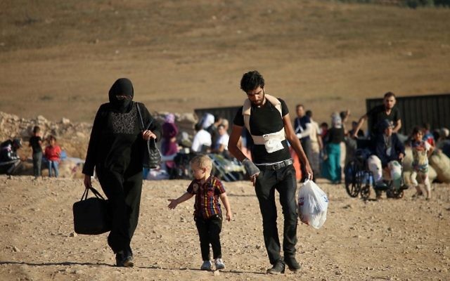 Des Syriens transportent leurs affaires le 22 août 2017, après avoir traversé la frontière entre la Syrie et le Liban, près de la ville de Nasib, pour rentrer chez eux après un cessez-le-feu négocié par la Syrie et les États-Unis dans les provinces de Daraa, Quneitra et Sweida. (Crédit : AFP/ Mohamad ABAZEED) Des Syriens transportent leurs affaires le 22 août 2017, après avoir traversé la frontière entre la Syrie et le Liban, près de la ville de Nasib, pour rentrer chez eux après un cessez-le-feu négocié par la Syrie et les États-Unis dans les provinces de Daraa, Quneitra et Sweida. (Crédit : AFP/ Mohamad ABAZEED)